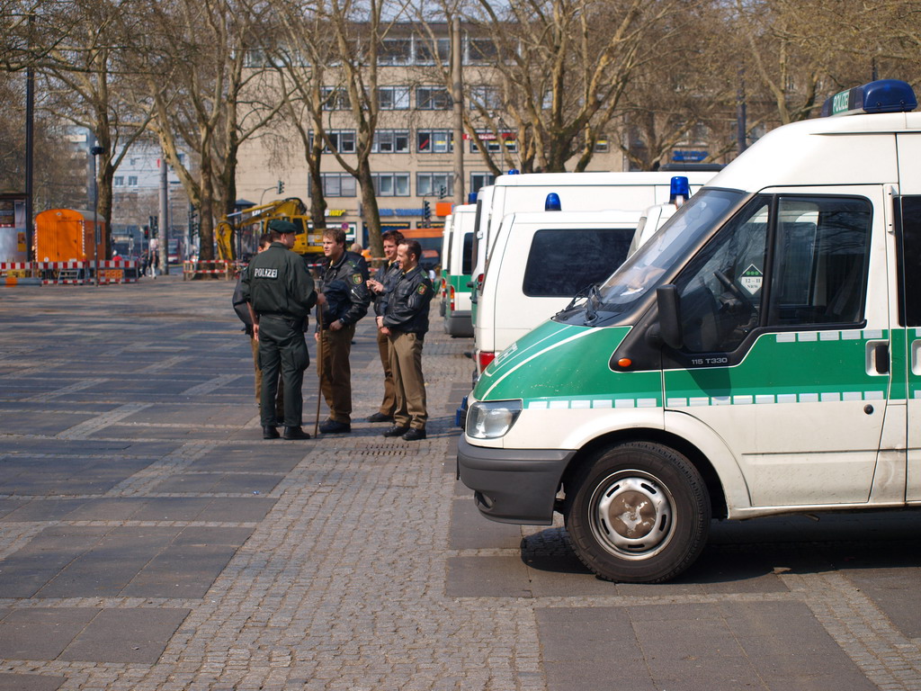 Suchmassnahmen am Koelner Neumarkt nach Raubueberfall im Parkhaus Wolfstr P03.JPG